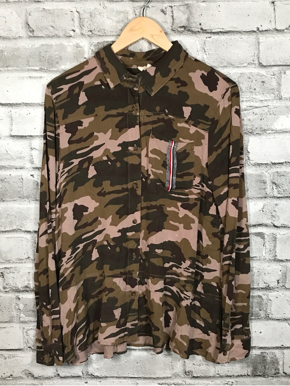 NWT Mystree Camo Button-Down Shirt — Olive & Pink. NWT